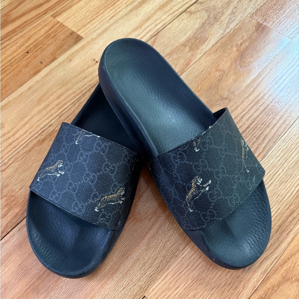Gucci GG Supreme Tiger Slides